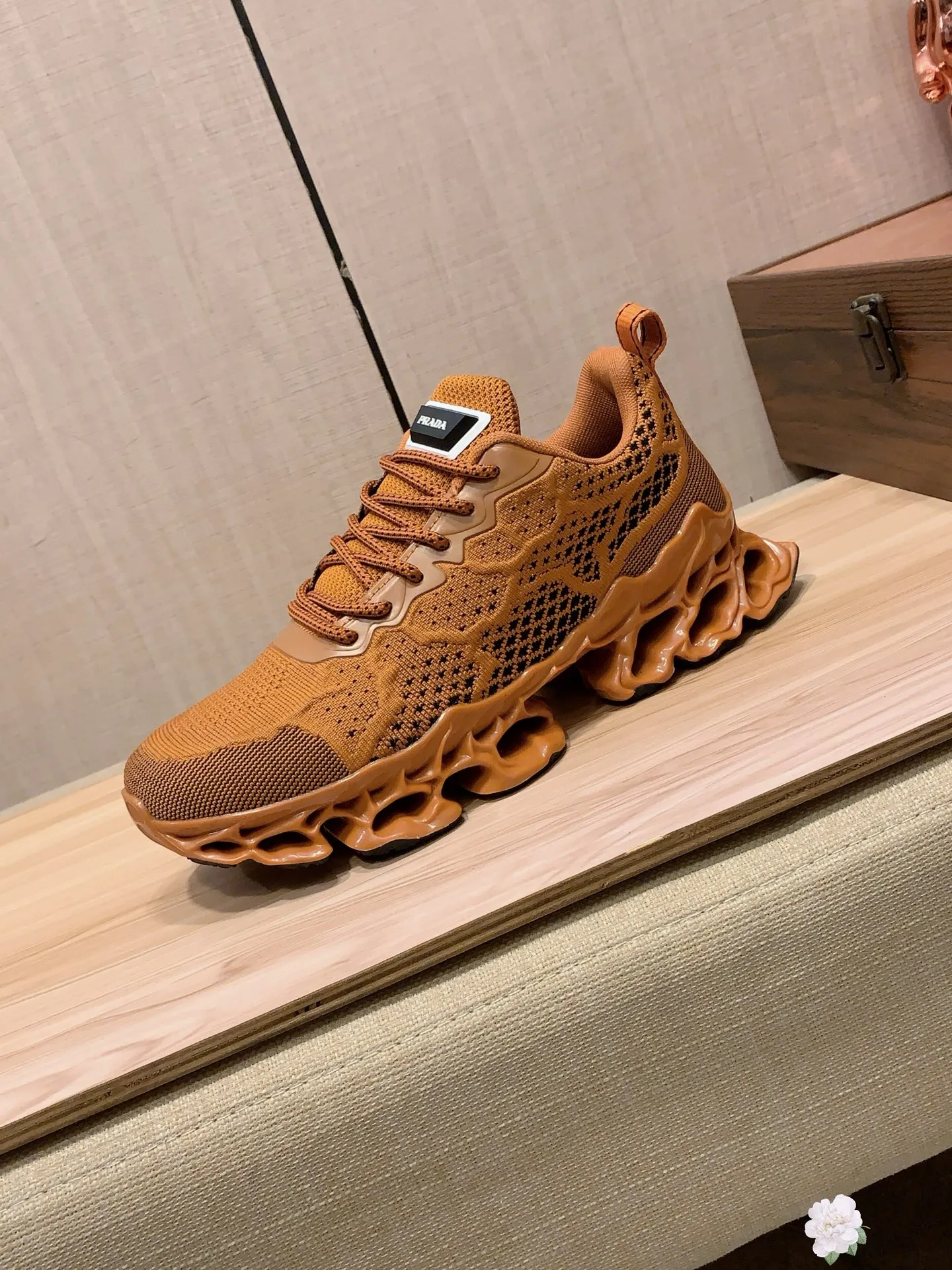 Men's men's shoes💰460💰💰🎩🎩[Lightning][Lightning] "PRADA*" The latest and most popular casual shoes, top brand [seduce] luxury ~ purchasing agency, top ~ quality. [Strong] The upper is made of imported breathable fly weave material ➕ breathable sheepskin feet (•) with fine workmanship. The original stylish and stylish soft rubber wear-resistant and non-slip outsole is light and comfortable on the feet. The real thing looks better when photographed. 004: Size: 38-44, 3️⃣ colors selected